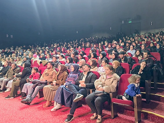 ALİCAN ÖZVEREN’İN HALK KONSERİ BÜYÜK İLGİ GÖRDÜ