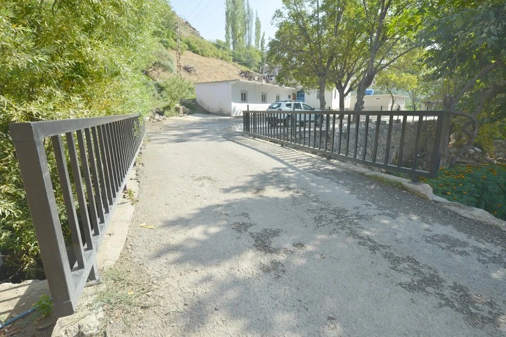 GEÇİTALTI KÖYÜNE TAŞ DUVAR VE KORKULUK