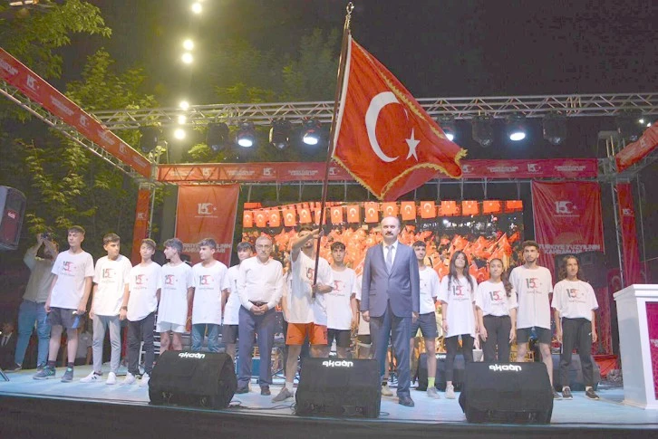 GENÇLİK, BAYRAĞI VALİ CANALP’A TESLİM ETTİ