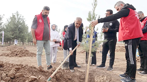 GENÇLİK GELECEK İÇİN FİDAN DİKTİ