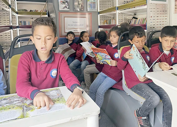 GEZİCİ KÜTÜPHANE, YENİÇAĞLAR’DA ÇOCUKLARLA BULUŞTU