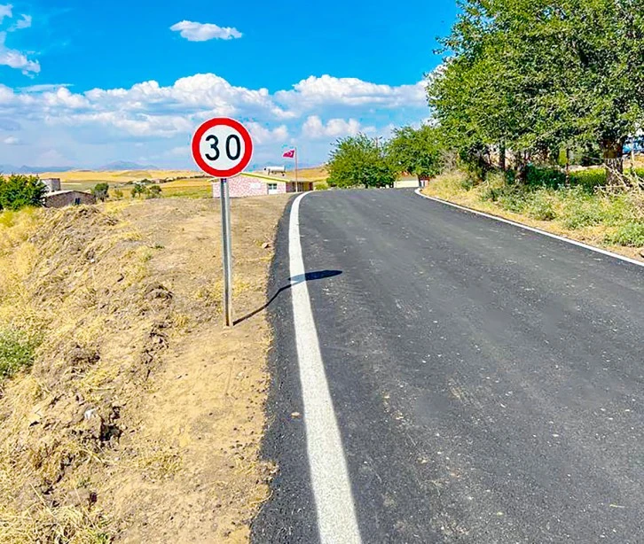 KÖY YOLU BETON ASFALTA KAVUŞTU