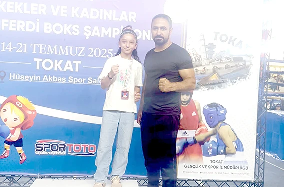 MİNİK BOKSÖRLERDEN TÜRKİYE DERECESİ