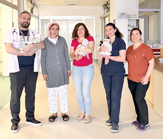 ÜÇÜZ BEBEKLER 14 GÜNLÜK TEDAVİNİN ARDINDAN TABURCU EDİLDİ