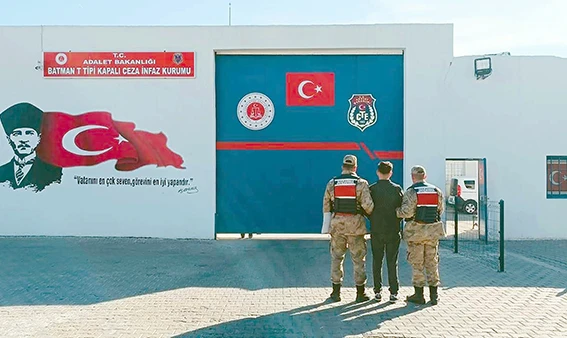 NİTELİKLİ DOLANDIRICILIK SUÇUNDAN 35 YIL HAPİS CEZASI BULUNAN FİRARİ YAKALANDI