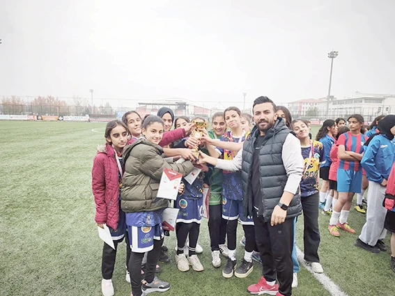 TOKİ KAZIM KARABEKİR ORTAOKULU YILDIZ KIZLAR FUTBOLDA ZİRVEDE