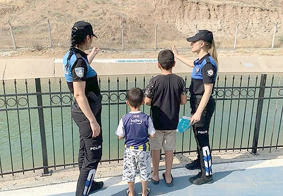 BOĞULMALARA KARŞI BROŞÜR DAĞITILIYOR
