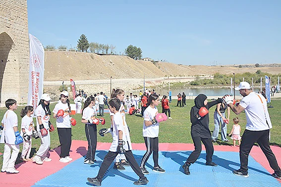 MALABADİ KÖPRÜSÜ'NDE DÖVÜŞ SPORLARI GÖSTERİSİ
