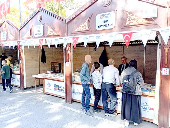 TDV YAYINLARI FUARDA OKURLARLA BULUŞTU