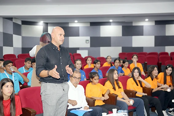 ANADOLU YILDIZLARI VALİ CANALP’I ZİYARET ETTİ
