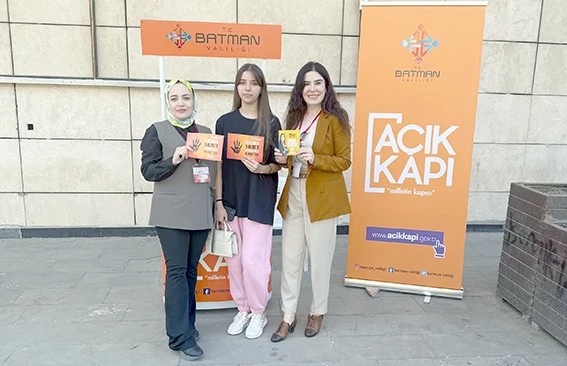 AÇIK KAPI’DAN AVM ÖNÜNDE BİLGİLENDİRME STANDI
