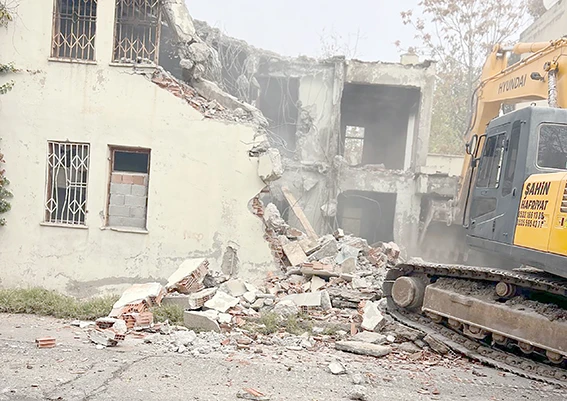 METRUK YAPILAR YIKILDI, KENT DAHA GÜVENLİ HALE GELİYOR