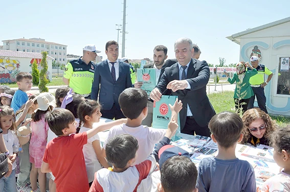 ÖĞRENCİLERE TRAFİK KURALLARININ ÖNEMİ ANLATILDI