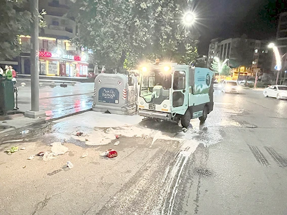 VİNÇLİ ÇÖP KONTEYNERLERİ YIKANIP DEZENFEKTE EDİLİYOR