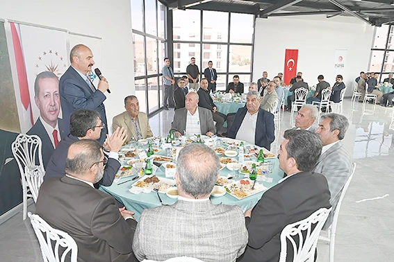VALİ CANALP, MUHTARLARI YEMEKTE AĞIRLADI