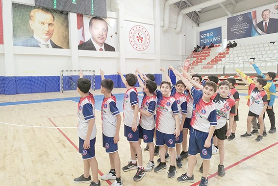 PETROL ORTAOKULU K&Uuml;&Ccedil;&Uuml;KLER ERKEK HENTBOL TAKIMI NAMAĞLUP ŞAMPİYON OLDU