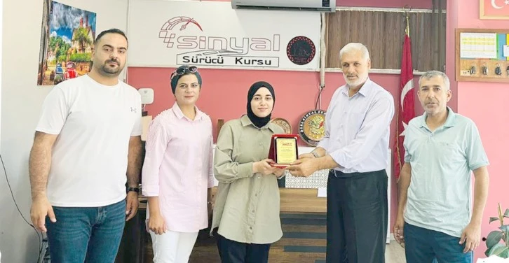 ÖĞRENCİLER ALTINLA ÖDÜLLENDİRİLDİ