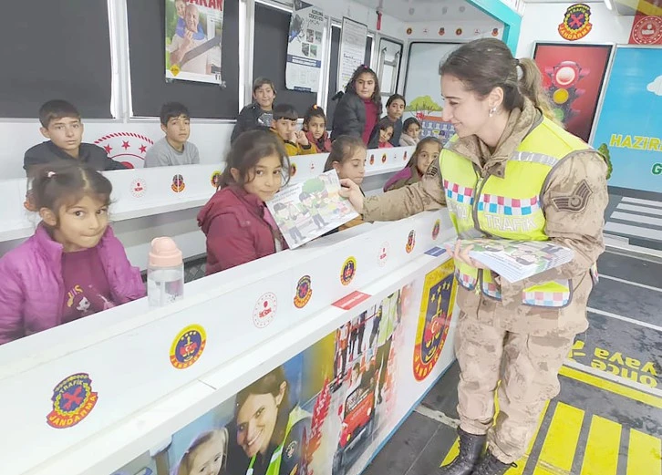 ÖĞRENCİLERE TRAFİK EĞİTİMİ