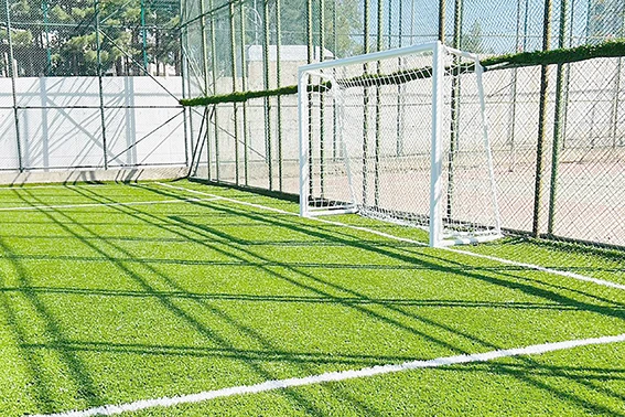 ÜNİVERSİTE HALI SAHASI YENİLENDİ