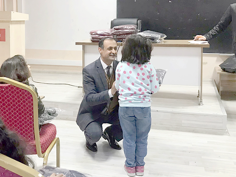 ÖĞRENCİLERE KIŞLIK MONT