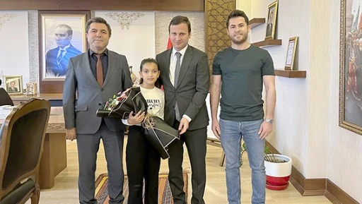 23 NİSAN’DA MAKAM KOLTUĞU MİNİK ÖĞRENCİNİN