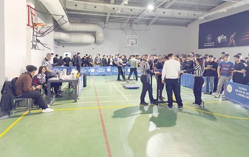 250 SPORCU BİLEK G&Uuml;REŞİNDE TER D&Ouml;KT&Uuml;