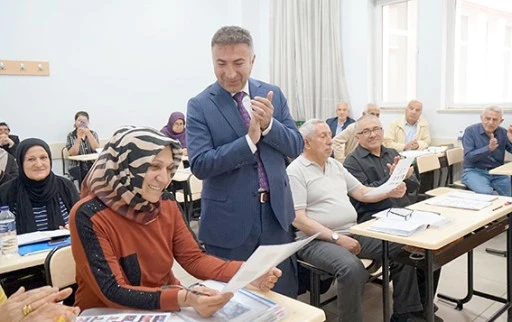 60 YAŞ ÜSTÜ ÜNİVERSİTE ÖĞRENCİLERİNE İNGİLİZCE DERSİ