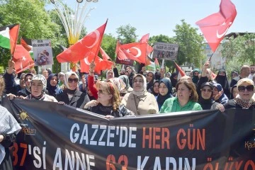 AK KADINLAR’DAN ANNELER GÜNÜ AÇIKLAMASI