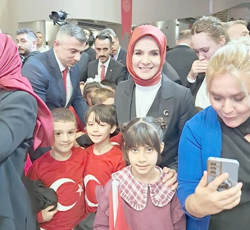 AZRA'YA ÖDÜLÜNÜ İKİ BAKAN TAKDİM ETTİ!