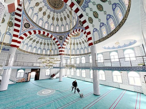 CAMİLER GÜL KOKUYOR