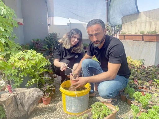 ÇİÇEKLERLE HAYATA TUTUNUYORLAR