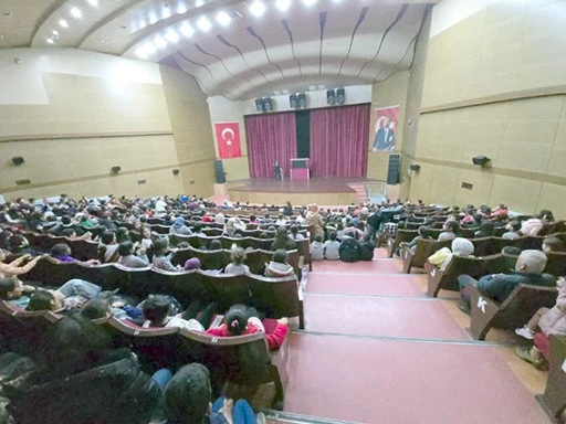 ÇOCUK TİYATROSUNA YOĞUN İLGİ
