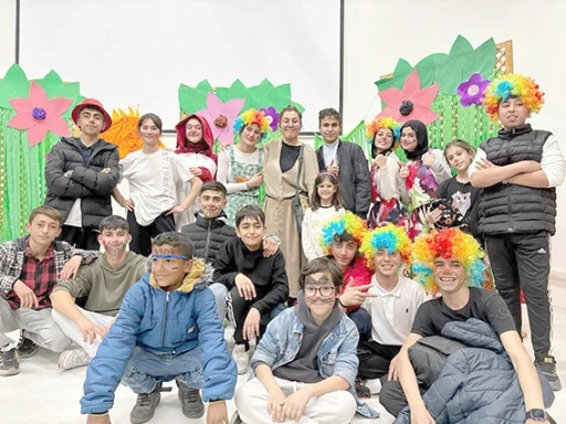 ÇOCUKLAR TİYATRO İLE EĞLENDİ VE ÖĞRENDİ