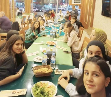 ÇÖMÇE MİNİK FOLKLORCULARI YEMEKTE AĞIRLADI