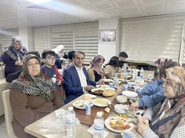 DEPREMZEDE MİSAFİRLERLE İFTARINI AÇTI