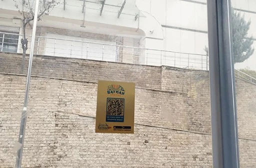 DURAKTA OTOB&Uuml;S BEKLERKEN KİTAP OKUMA D&Ouml;NEMİ