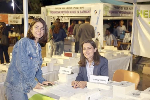 EŞ BAŞKAN SÖNÜK, YAZARLARIN KİTAPLARINI İMZALADI