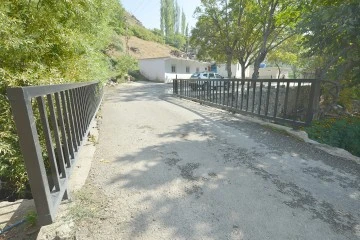 GEÇİTALTI KÖYÜNE TAŞ DUVAR VE KORKULUK