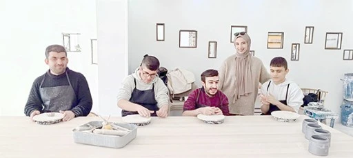 GÖRME ENGELLİ GENÇLER İÇİN SERAMİK ATÖLYESİ ETKİNLİĞİ