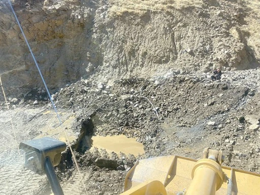 HEYELAN NEDENİYLE KAPANAN YOL YENİDEN ULAŞIMA AÇILDI