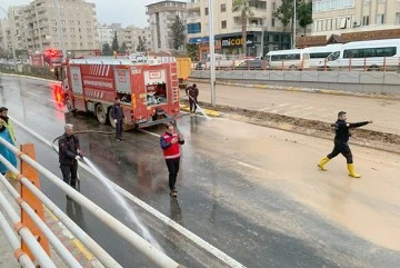 İTFAİYE EKİPLERİ, ŞANLIURFA'DA SEL ÇALIŞMALARINA KATILDI