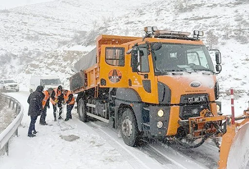 KARLA M&Uuml;CADELE EKİPLERİ SAHADA
