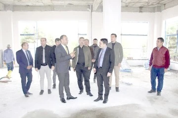 KÜTÜPHANE İNŞAATINI İNCELEDİ