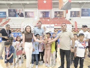 MİNİK ÖĞRENCİLER EĞLENMEK İÇİN YARIŞIYOR