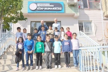 MÜDÜR KURTARAN, KİTAP OKUMA NOKTASINDA ÖĞRENCİLERLE BULUŞTU