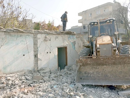 METRUK YAPILAR YIKILDI, KENT DAHA GÜVENLİ HALE GELİYOR