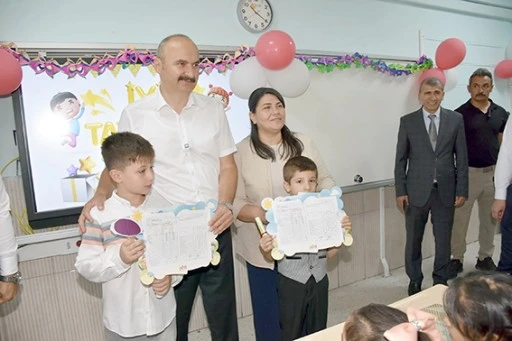 ÖĞRENCİLER KARNE SEVİNCİ YAŞADI