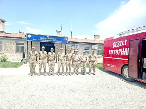 GEZİCİ KÜTÜPHANE'DEN MEHMETÇİKLERE ANLAMLI ZİYARET