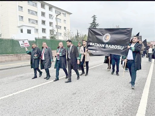SAVUNMANIN BAĞIMSIZLIĞI YÜRÜYÜŞÜ YOĞUN KATILIMLA GERÇEKLEŞTİRİLDİ