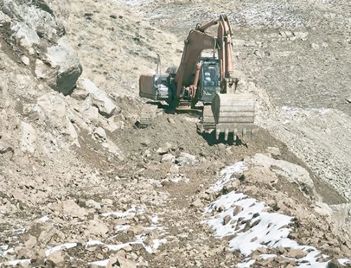 ÜÇ KÖYDE YOL ÇALIŞMALARI SÜRATLE DEVAM EDİYOR